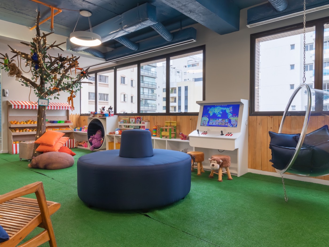 Espaço lúdico infantil da clínica, com brinquedos e ambientação alegre